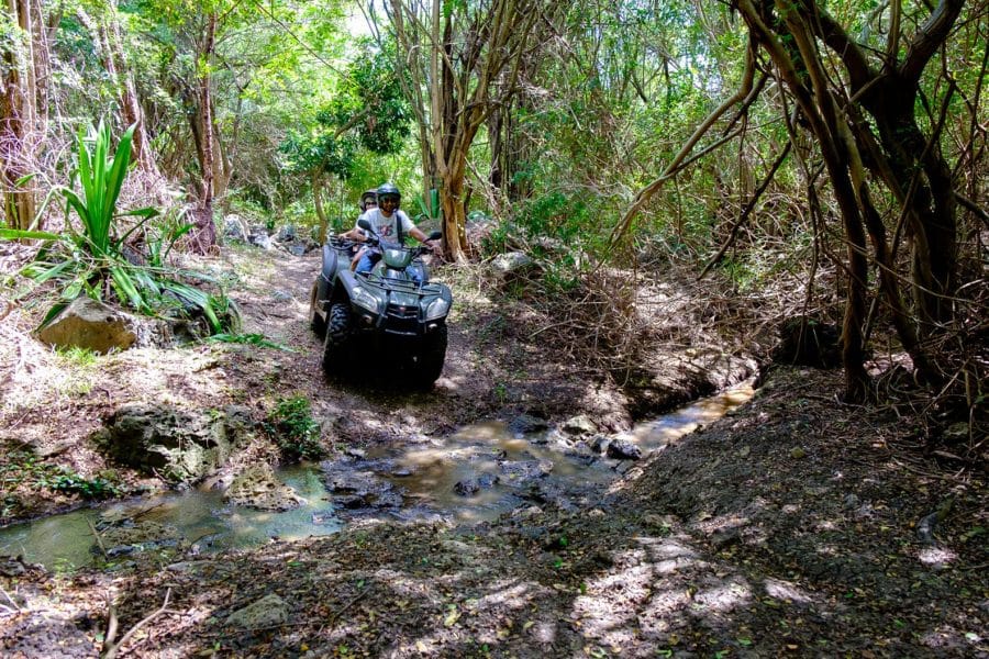 Mauritius. En ATV som kjører off-road i ulent terreng i skogen