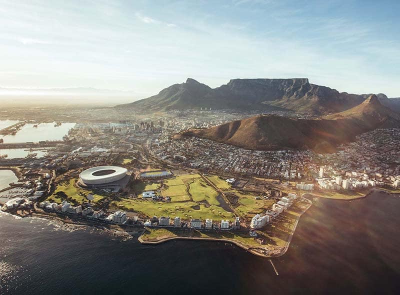 Flyfoto av Cape Town med stadium, og Table Mountain i bakgrunnen