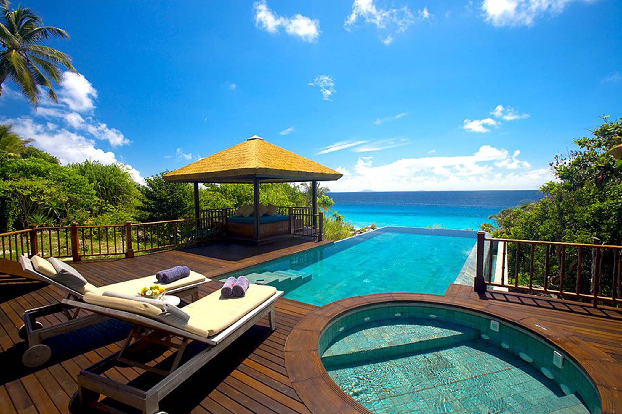 Fregate Resort Seychellene. Villa med veranda, jacuzzi, privat basseng, paviljong og havutsikt