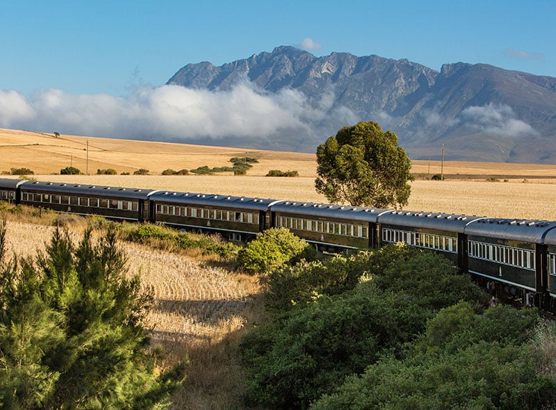 Toget kjører gjennom vakkert landskap