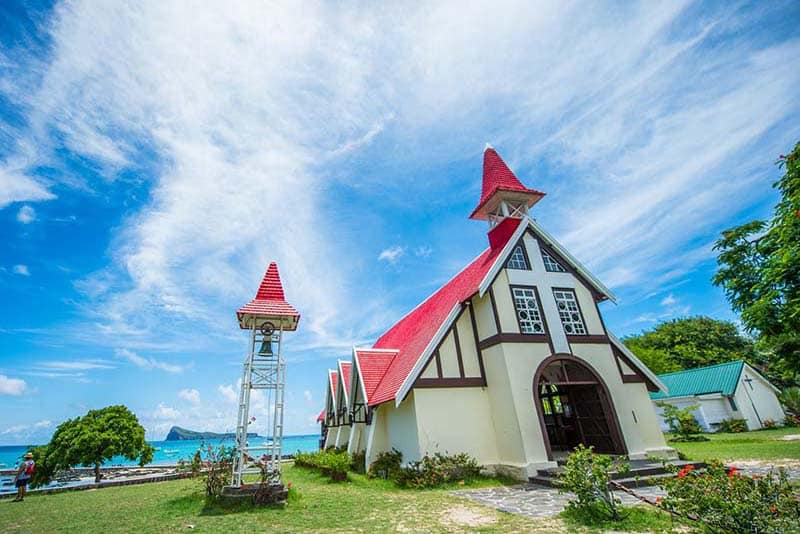Nydelig, liten kirke som ligger ved sjøen. Hvit med rødt tak og smårutete vinduer