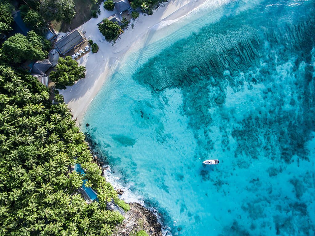 North Island Seychellene. Strandvilla med turkis hav