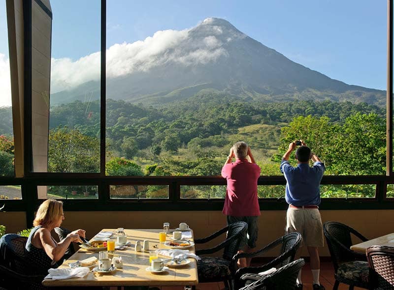 Nydelig utsikt fra hotellet til vulkanen