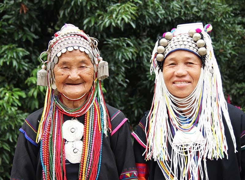To damer fra Akha-folket i vakre drakter med hodepynt