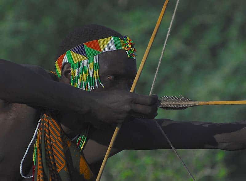 En innfødt som skyter med pil og bue