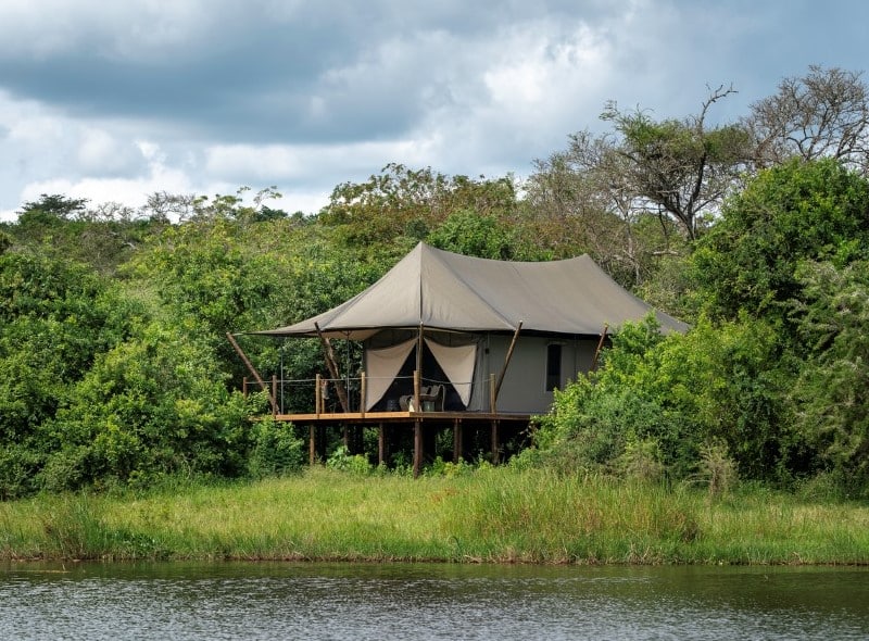 Magashi Camp Rwanda har flotte telt ved vannet.