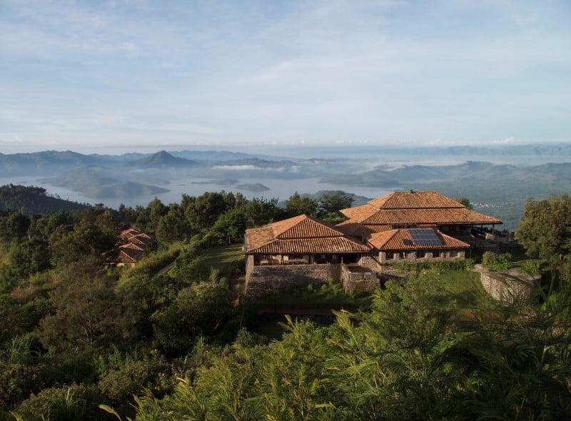 Virunga Lodge Rwanda med en fantastisk utsikt over skog og fjell.