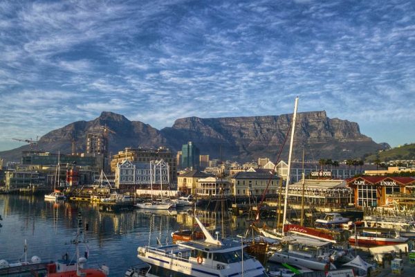 Cape Town med Table Mountain i bakgrunnen.