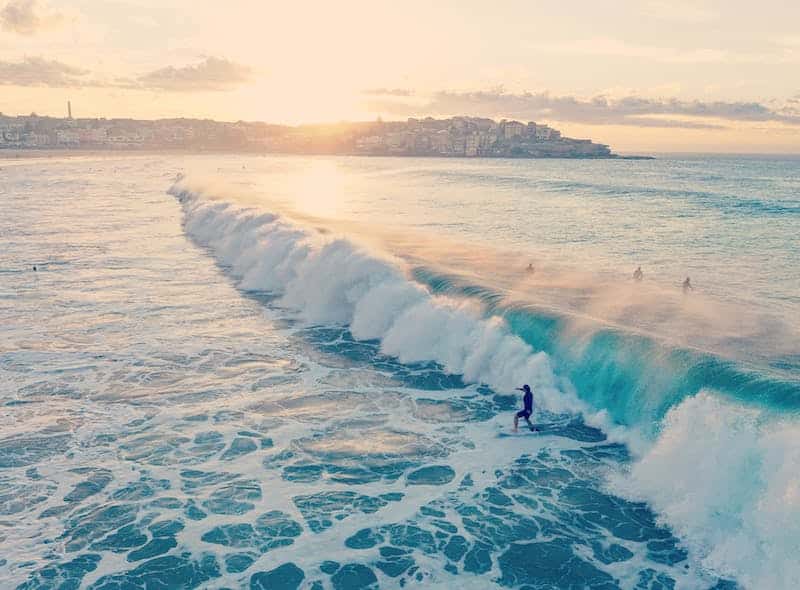 Noen som surfer på en stor bølge