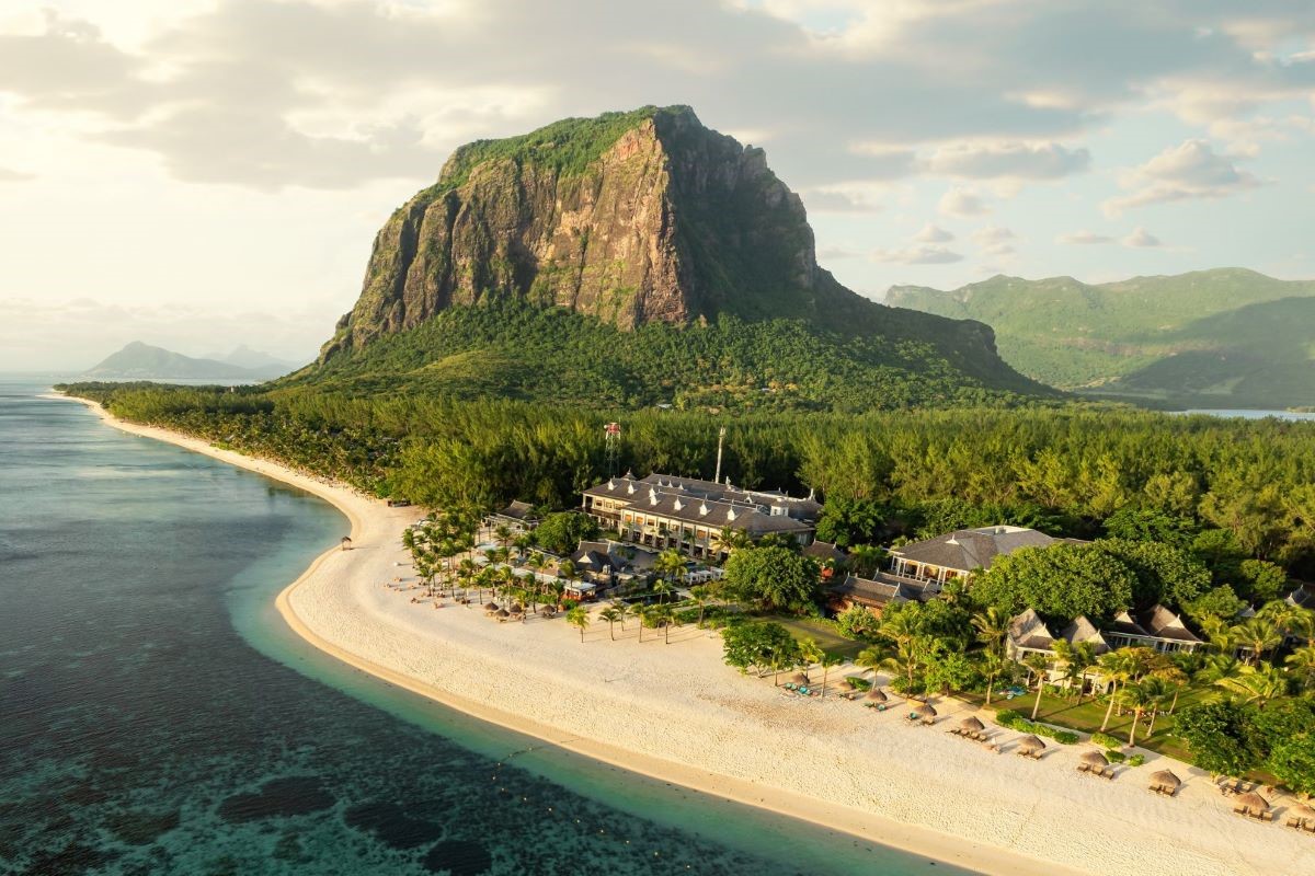 Bilde av St. Regis Mauritius, nydelig sandstrand og fjellet le Morne.